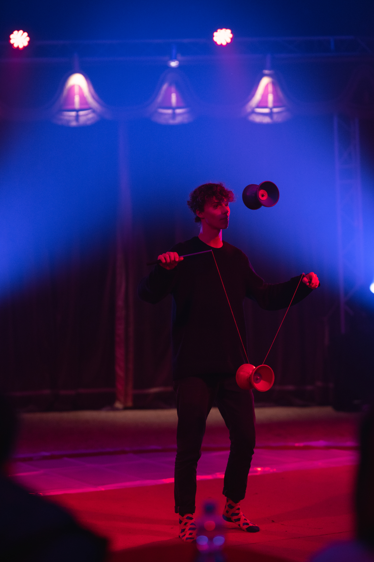 Diabolospieler in Zirkuszelt