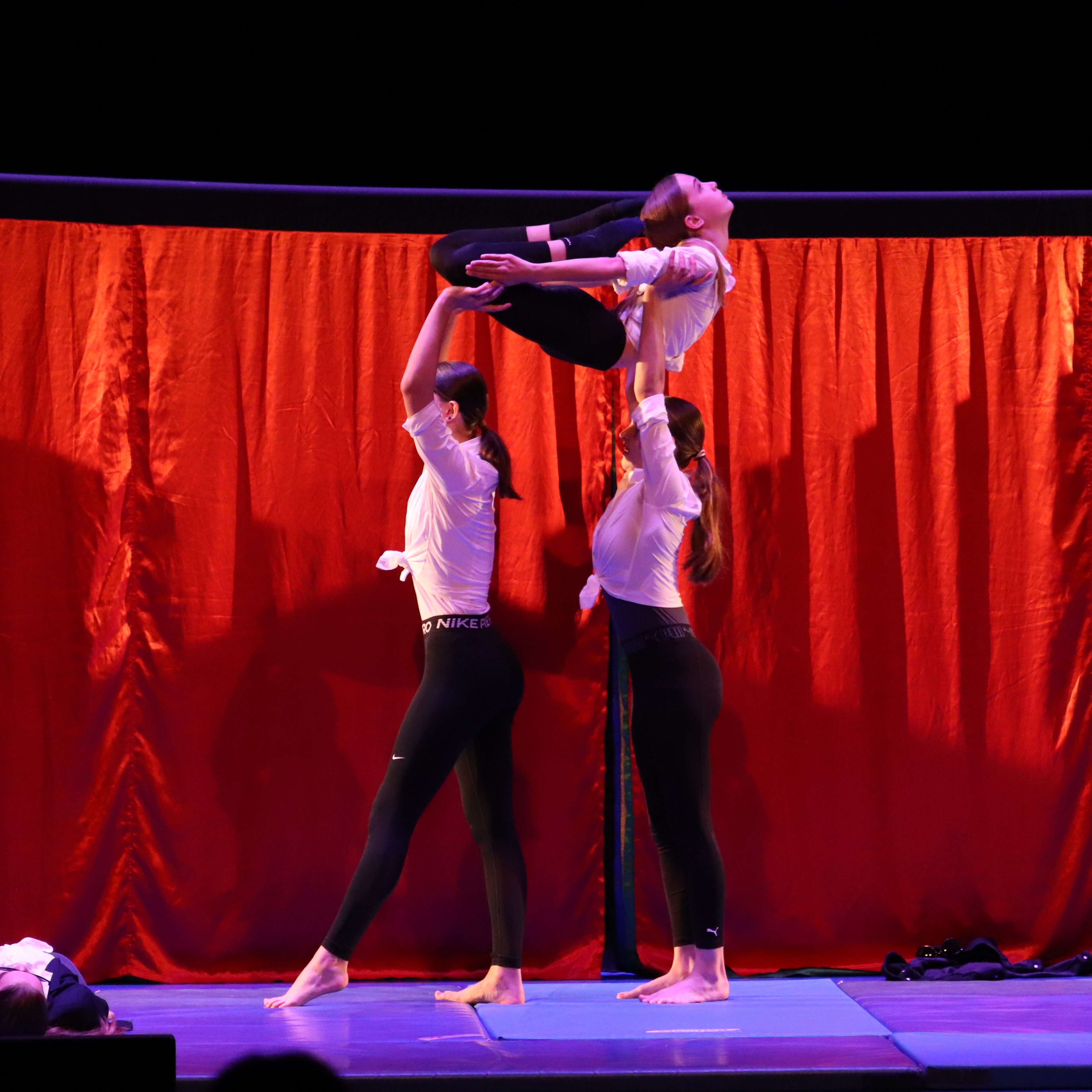 Akrobatik Drei-Personen-Hebefigur